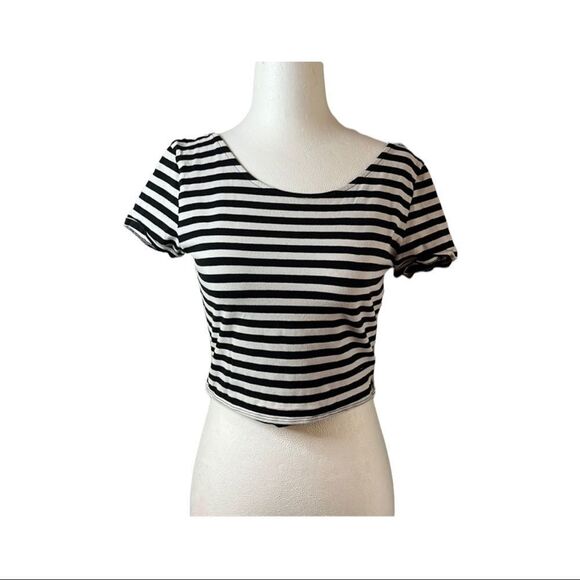 H&m stretchy striped black and white short sleeve crop top w/ scoop neck. SZ M. - Picture 1 of 9